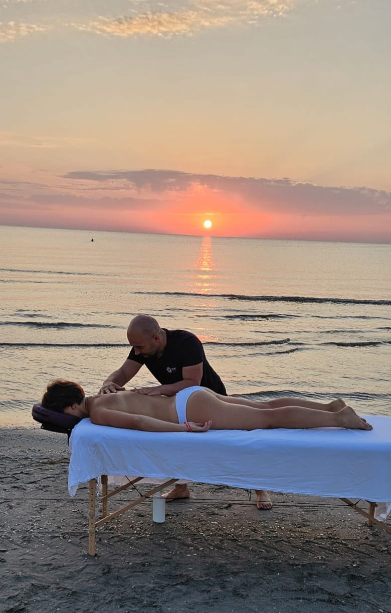 Masaža na plaži u zalasku sunca